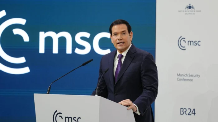 Marco Rubio critica las políticas migratorias y climáticas europeas