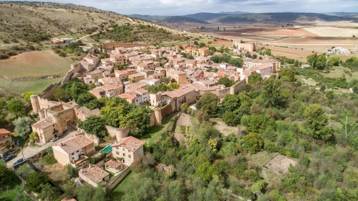 Este pueblo amurallado de menos de 100 habitantes alberga un castillo y hasta dos museos