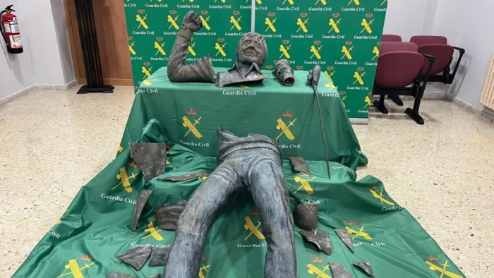 RECUPERADO EL BUSTO DE SEVE BALLESTEROS ROBADO EN PEDREÑA