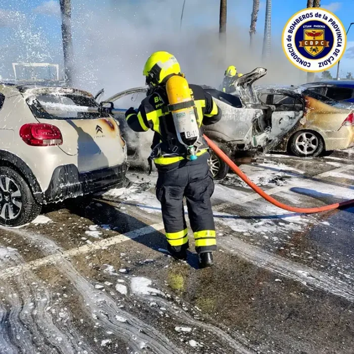 Incendio en Cádiz: Cuatro Vehículos Afectados en la Avenida de la Bahía