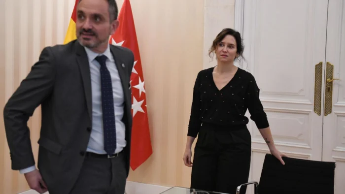 AYUSO SE REUNIÓ CON EL ALCALDE DE MÓSTOLES TRAS LA DENUNCIA DE ACOSO A UNA CONCEJALA