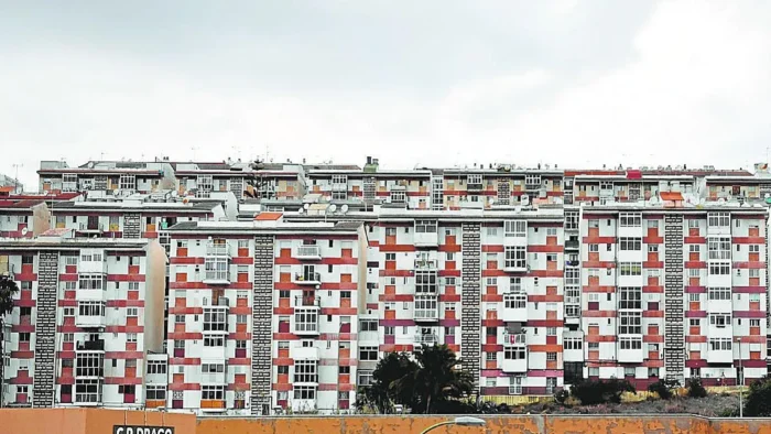 El drama de Soraya, vecina de La Paterna: "Vivo en un almacén pequeño, oscuro, sin ventanas ni ventilación, y debo salir a la calle por los malos olores. No puedo seguir viviendo así"