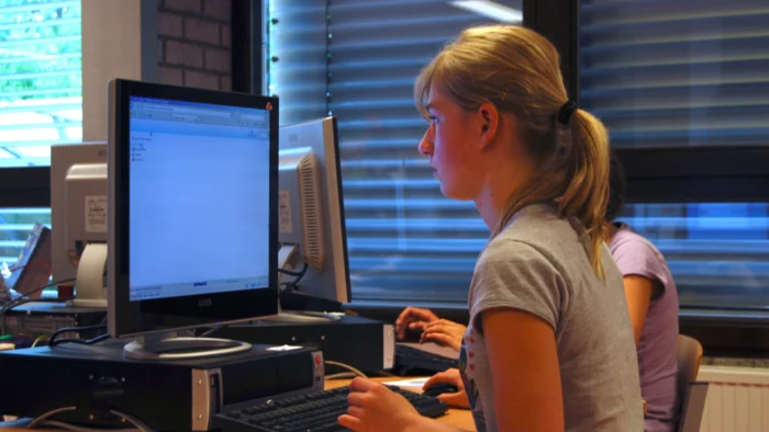 Carlos Alameda, el profesor que caza los trabajos hechos con ChatGPT: los "vicios" de estilo que delatan a los alumnos como el uso de "los gerundios"