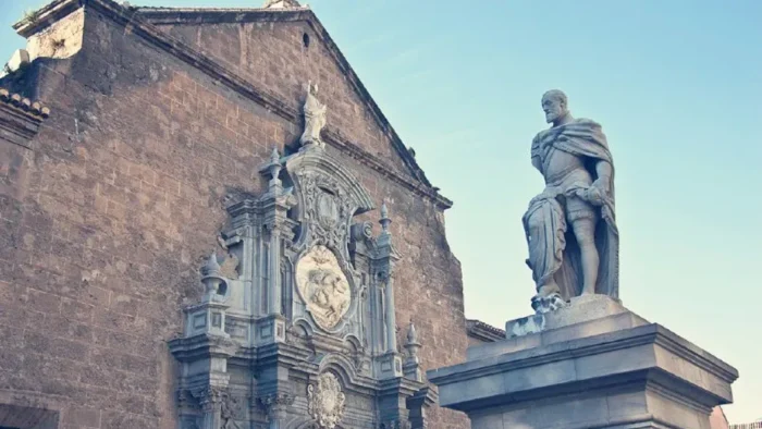 RESTAURACIÓN DE LA ESTATUA DE CARLOS V EN GRANADA: RECUPERA SU BRAZO Y ESPADA PERDIDOS
