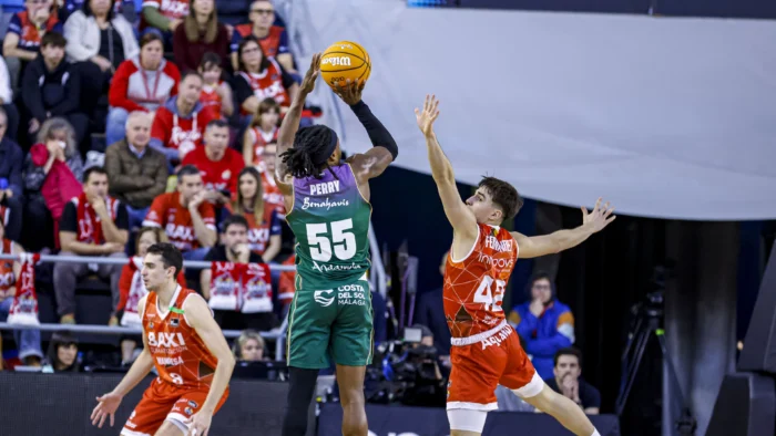 Unicaja se Impone al Baxi Manresa en un Ajustado Duelo