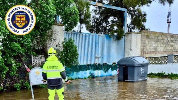 Intensas labores de achique en Chiclana tras el paso de la borrasca Marta