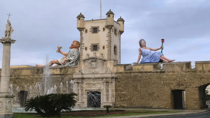 Novedades en el Carnaval de Cádiz 2026: Diosa Salacia y Baco presiden la Puerta de Tierra