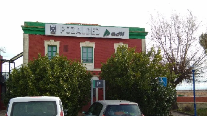 Un tren de pasajeros colisiona con un camión en Pozaldez (Valladolid)