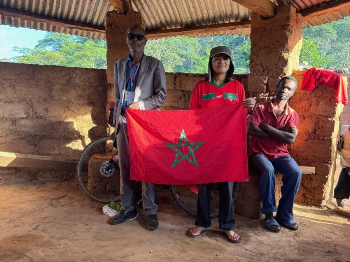 Cómo una joven marroquí recorrió 33 países africanos en bicicleta para desmontar las narrativas sobre el continente