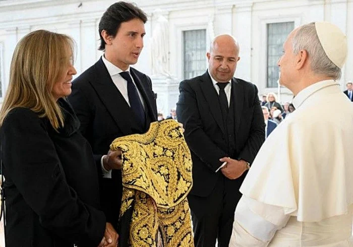 ROCA REY OBSEQUIA AL PAPA FRANCISCO CON UN CAPOTE DE PASEO