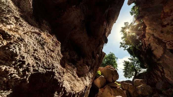 Yacimiento prehist&oacute;rico a 1.400 metros de altura, lo primero que te sorprender&aacute; de esta cueva es su impresionante entrada de 15 metros de altura