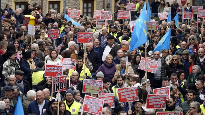 Huelga indefinida paraliza la fábrica de Ence en Asturias