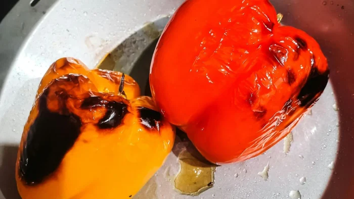 El truco definitivo para asar pimientos rojos al horno y conservar su sabor