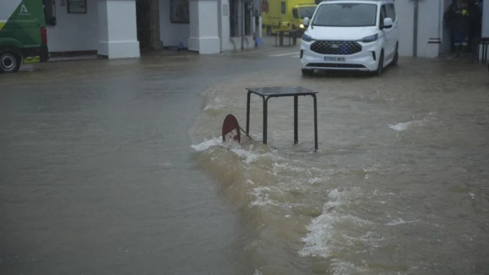 El riesgo de derrumbes en Grazalema retrasará la vuelta de los vecinos a sus casas "hasta dentro de una semana"