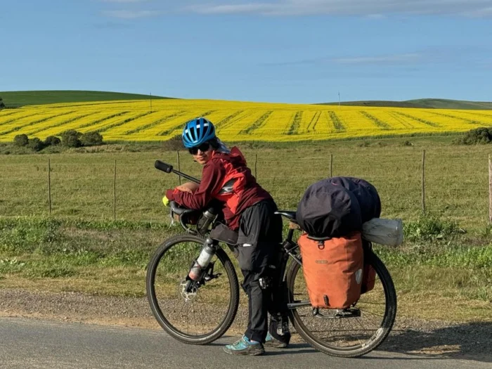 Cómo una joven marroquí recorrió 33 países africanos en bicicleta para desmontar las narrativas sobre el continente