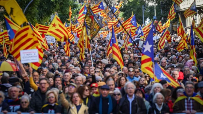 Manifestación masiva en Barcelona contra el caos en la red de Cercanías