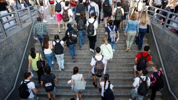 El gran dilema del voto joven ante el 8F: la precariedad y el cambio de mentalidad marcan su papel en las elecciones