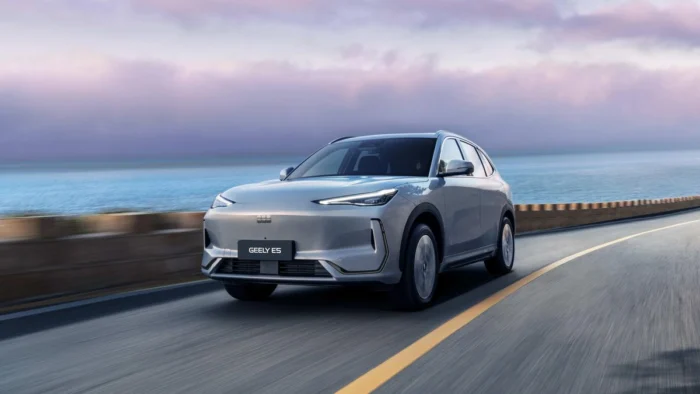 Geely inicia su andadura en España con dos modelos electrificados