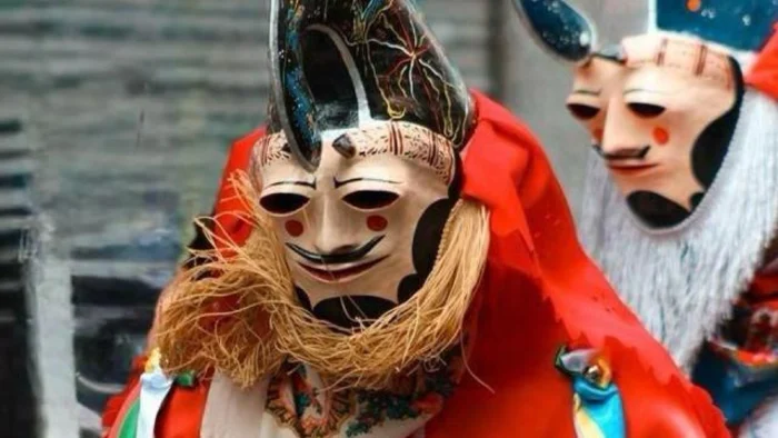 Las Pantallas de Xinzo de Limia: Tradición, Sonido y Visión Limitada en el Entroido Gallego