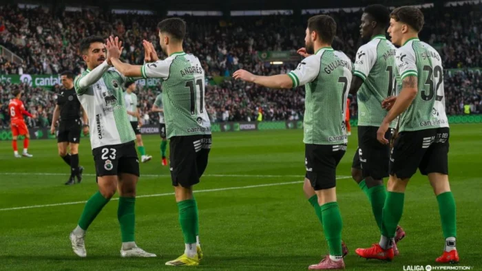 Racing se aferra al liderato tras vencer al Burgos en El Sardinero