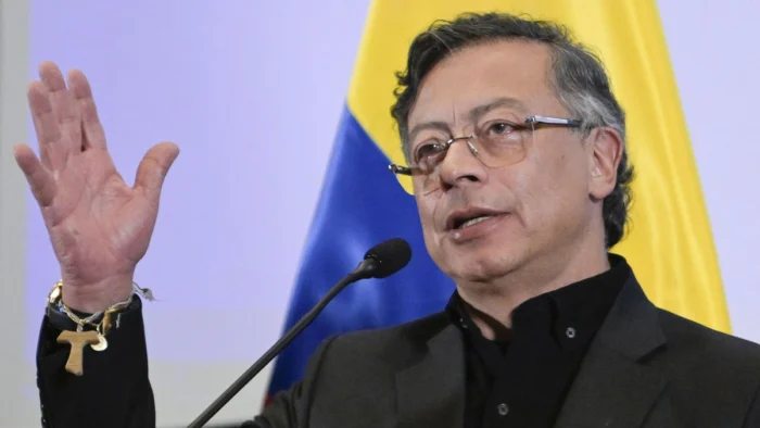 PETRO DESTITUYE A GENERAL ACUSÁNDOLO DE PLAN PARA SABOTEAR REUNIÓN CON TRUMP