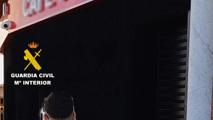 Joven palestino atrincherado en Aznalcóllar amenaza con inmolarse; el alcalde logra persuadirlo