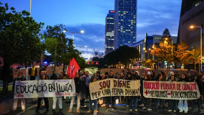 HUELGA DE PROFESORES EN CATALUÑA: EXIGEN MEJORAS SALARIALES Y MÁS RECURSOS