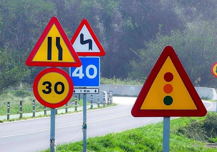 Nuevas normas de tráfico en España: Balizas conectadas, patinetes y atención a víctimas