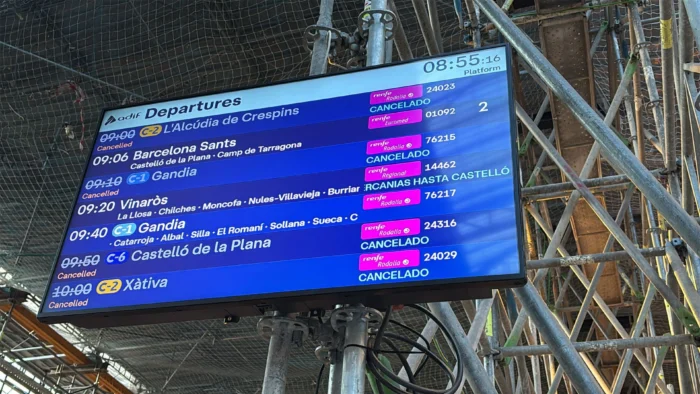 HUELGA DE TRENES CAUSA CAOS Y RESIGNACIÓN EN LA ESTACIÓN DEL NORTE DE VALENCIA