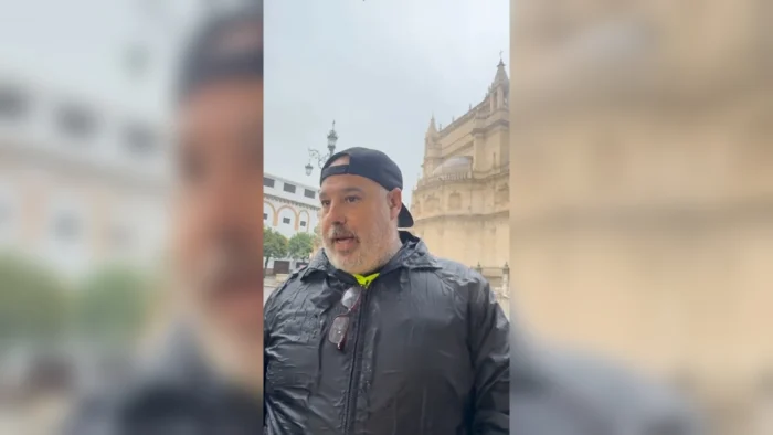 Estruendo en Sevilla: Se desprende una jarra de azucenas de la Giralda
