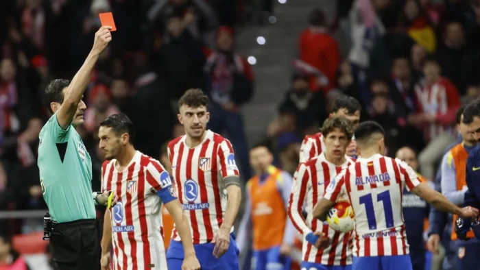 El origen de las tarjetas amarilla y roja en el fútbol