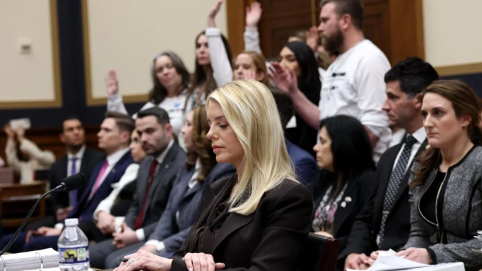 Pam Bondi, fiscal general de Trump, acusada de opacidad y recurre a los insultos en el Congreso por el caso Epstein
