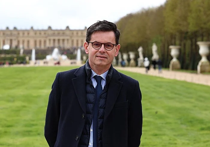Nombramiento de Nuevo Director para el Museo del Louvre tras Escándalos