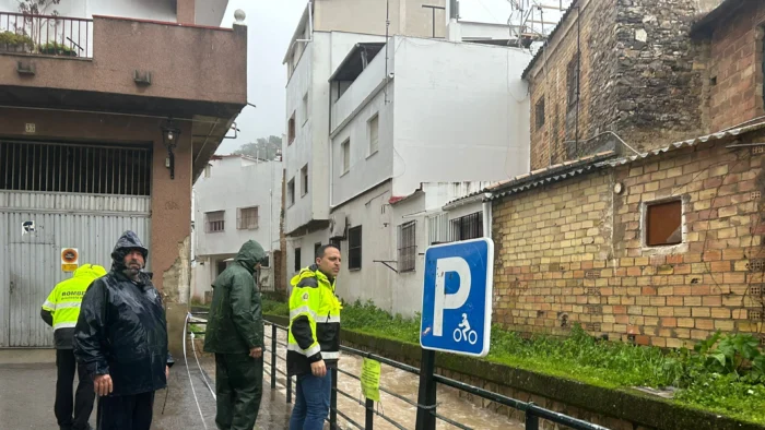 Ubrique activa el plan de emergencia por el fuerte temporal de lluvia y viento