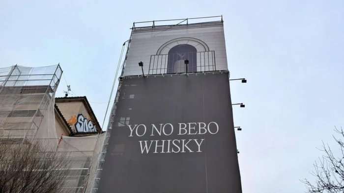 Polémica en Madrid: Iglesia promociona whisky con lonas gigantes