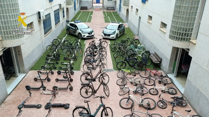 Patinetes en la bañera y bicicletas hasta el techo: así era el piso del detenido en Torrevieja