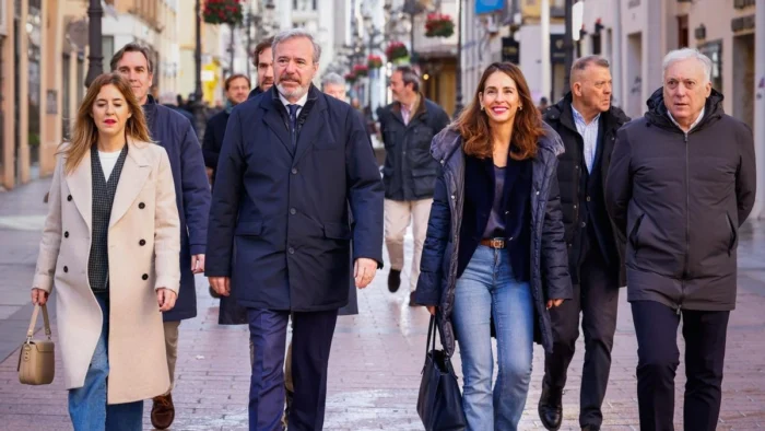 El PP Aragonés Cierra Campaña con Polémica: Vito Quiles y Grupo Musical Cuestionado