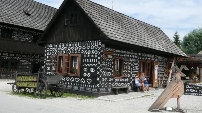 Čičmany: El pueblo eslovaco donde las casas de madera se visten de arte geométrico