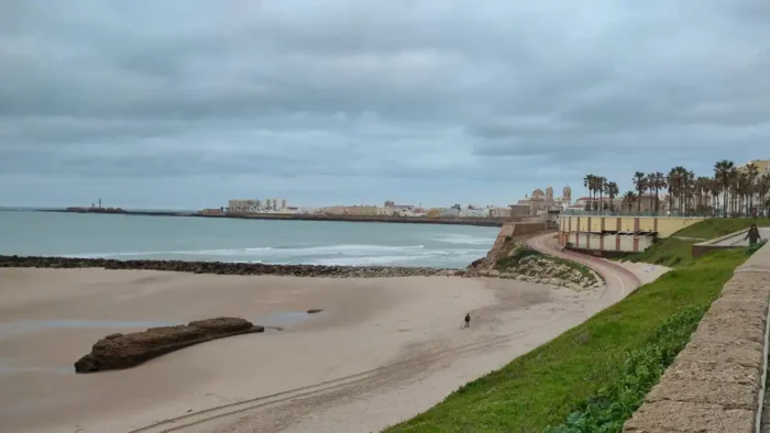 El Tiempo en Cádiz: Miércoles Nublado con Posible Lluvia y Mejora para el Fin de Semana de Piñata
