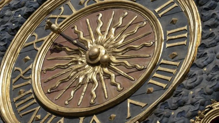 Instalado en el siglo XIV, es uno de los relojes en funcionamiento m&aacute;s antiguos de Europa y tiene una sola manecilla