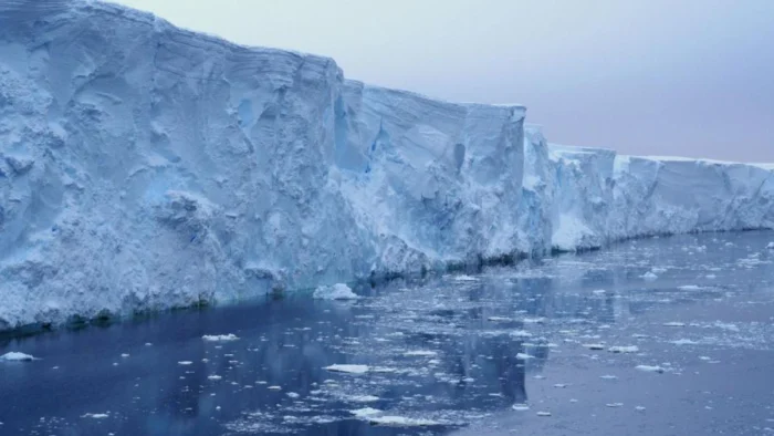 Científicos proponen un muro submarino para salvar el glaciar Thwaites