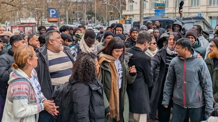 La Regularización de Migrantes Desata Tensiones entre la Derecha y la Iglesia en España