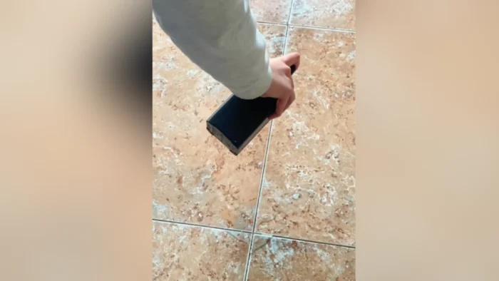 RECUPERA EL BLANCOR DE LAS JUNTAS DE LOS AZULEJOS CON UN TRUCO CASERO