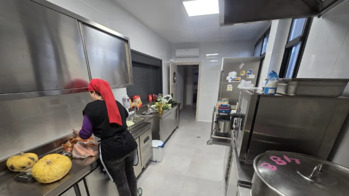 NUEVO TITULO: Padres 'ocupan' la cocina de un colegio en Zaragoza para dar de comer a sus hijos