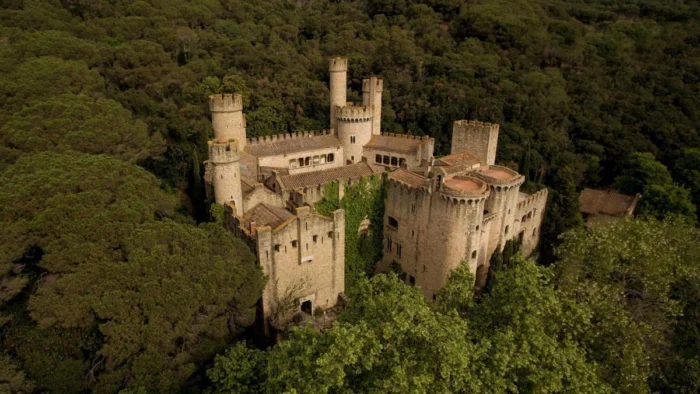 UN CASTILLO CATALÁN QUE FUSIONA ESTILOS ARQUITECTÓNICOS