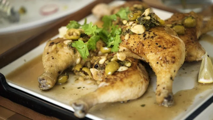 LA RECETA CASERA DE POLLO AL AJILLO: CÓMO LOGRAR QUE QUEDE TIERNO Y SABROSO