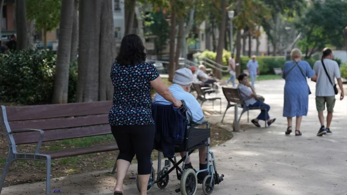 Jóvenes contra Mayores: Un Relato que Beneficia al Capital