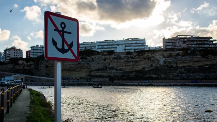 El acantilado que amenaza a turistas y vecinos en Menorca: "No estoy tranquilo, nadie toma medidas para evitar una tragedia"