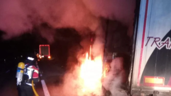 CAMIÓN ARDE EN LA A-52: BOMBEROS EVITAN DAÑOS MAYORES