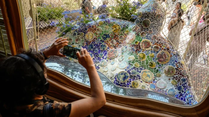 Nuevas luces visten la fachada de Casa Batlló en Barcelona